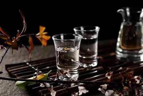 《借一杯酒》LRC歌词 《借一杯酒》(名决)歌词555uuu下载