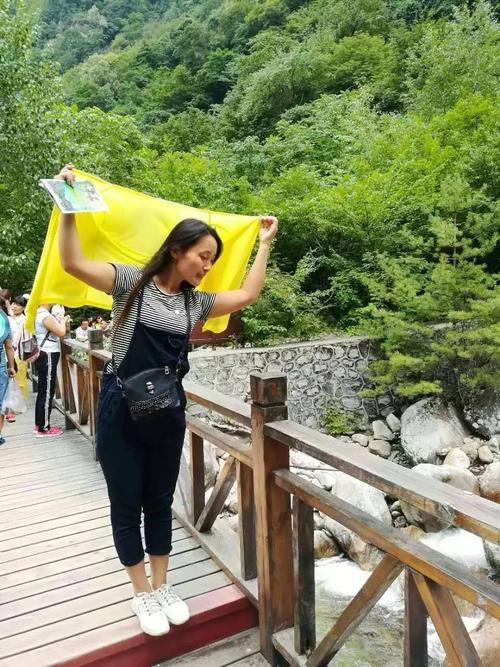 《青蛙追燕子》LRC歌词 《青蛙追燕子》(自由派对)歌词555uuu下载