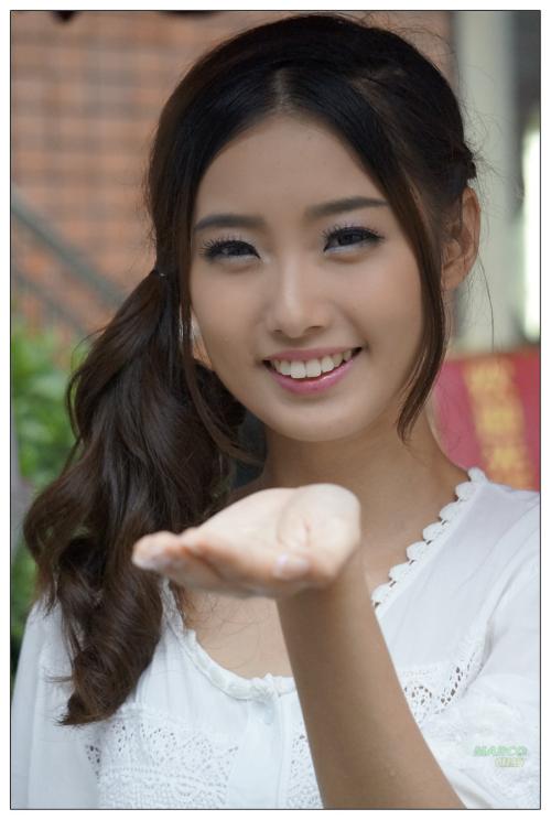 《回眸一笑》LRC歌词 《回眸一笑》(香山&晓晓)歌词555uuu下载