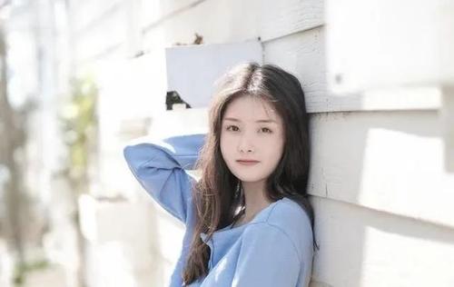 《念念不忘的姑娘》LRC歌词 《念念不忘的姑娘》(阿权)歌词555uuu下载