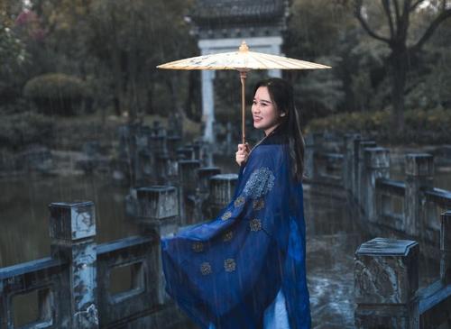 《守在你来时的路口》LRC歌词 《守在你来时的路口》(梅朵)歌词555uuu下载