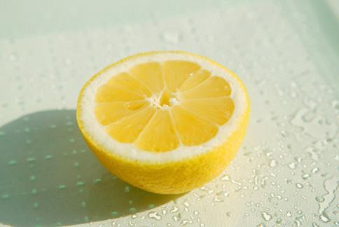 《柠檬香的夏天》LRC歌词 《柠檬香的夏天》(柠檬)歌词555uuu下载
