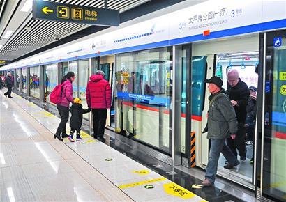 《坐地铁》LRC歌词 《坐地铁》(阿悄)歌词555uuu下载