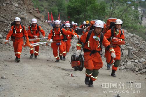 《奔赴》LRC歌词 《奔赴》(熊七梅)歌词555uuu下载