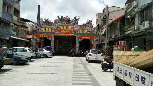 《新美街》LRC歌词 《新美街》(显然乐队)歌词555uuu下载