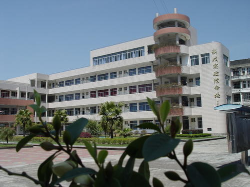 《小溪你去哪》LRC歌词 《小溪你去哪》(高梓伊)歌词555uuu下载