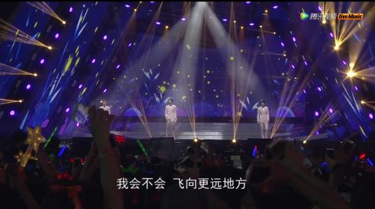 《萤火(四周年演唱会)》(TFBOYS)歌词555uuu下载