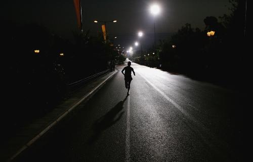 《继续孤独》LRC歌词 《继续孤独》(张津涤)歌词555uuu下载