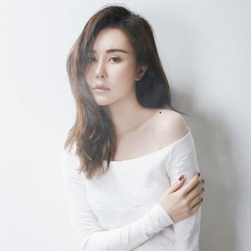 《女人的肩膀》LRC歌词 《女人的肩膀》(国巍)歌词555uuu下载