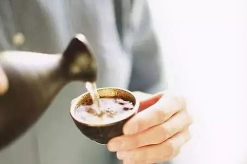 《这杯酒敬你 也敬自己》LRC歌词 《这杯酒敬你 也敬自己》(梅朵)歌词555uuu下载