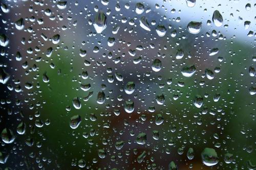 《雨滴》LRC歌词 《雨滴》(香山&晓晓)歌词555uuu下载