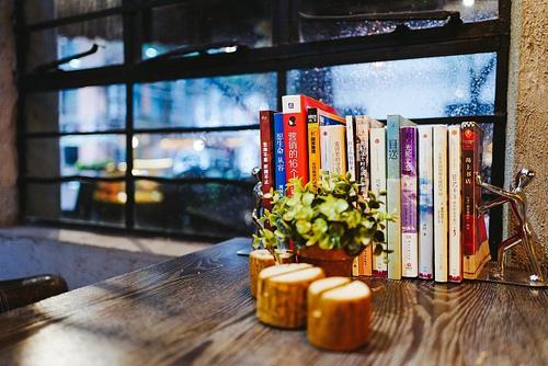 《雨天的咖啡馆》LRC歌词 《雨天的咖啡馆》(带泪的鱼(戴丽丽))歌词555uuu下载