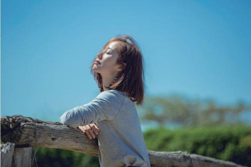 《时间里流浪》LRC歌词 《时间里流浪》(贺一航)歌词555uuu下载