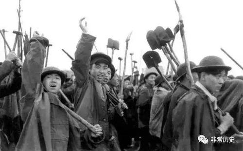 《万众欢呼毛主席》LRC歌词 《万众欢呼毛主席》(群星)歌词555uuu下载