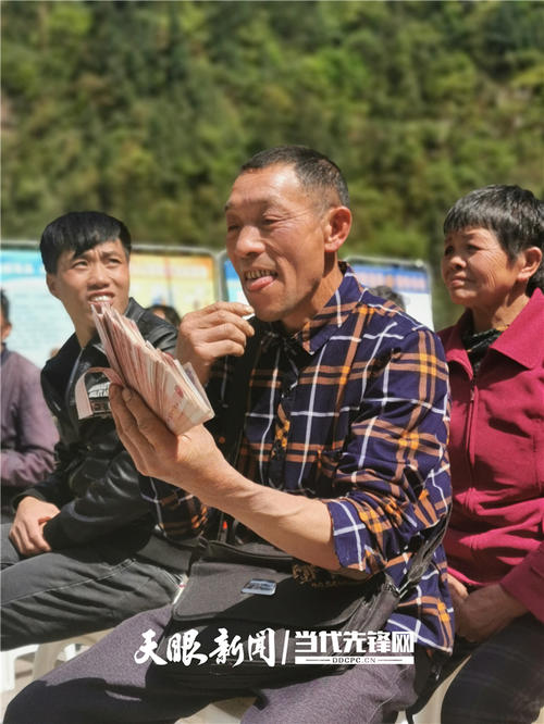 《情在上海》LRC歌词 《情在上海》(卢焱)歌词555uuu下载