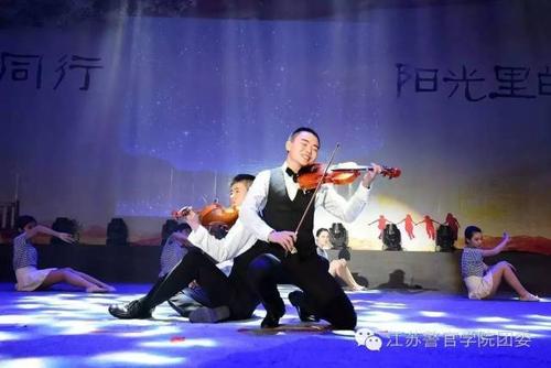 《是谁说》LRC歌词 《是谁说》(娄译心)歌词555uuu下载