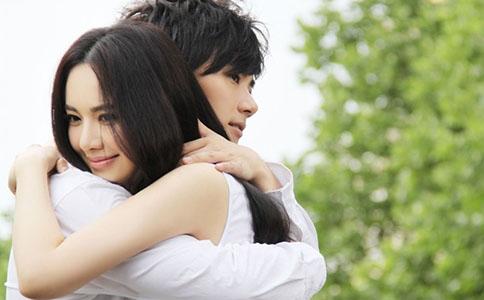 《一个拥抱一个吻》LRC歌词 《一个拥抱一个吻》(小琢)歌词555uuu下载