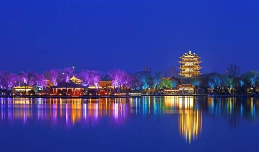 《夜更美》LRC歌词 《夜更美》(车子)歌词555uuu下载